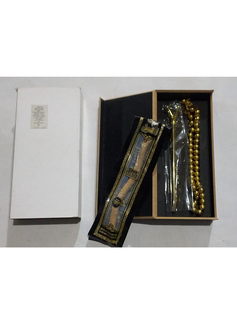 علبة بها سبحة وقلم ومسواك